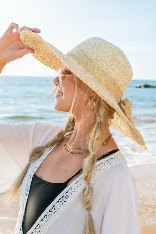 Sombrero para el sol con borde festoneado y detalle de lazo