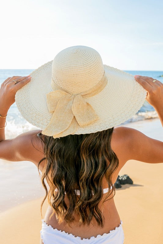 Sombrero para el sol con borde festoneado y detalle de lazo