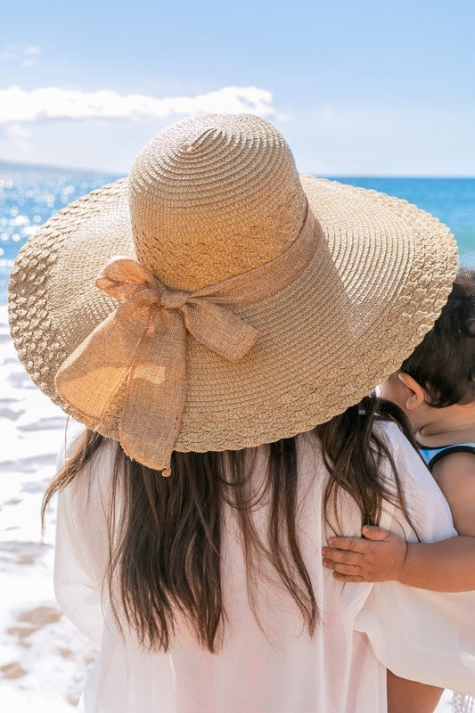Sombrero para el sol con borde festoneado y detalle de lazo
