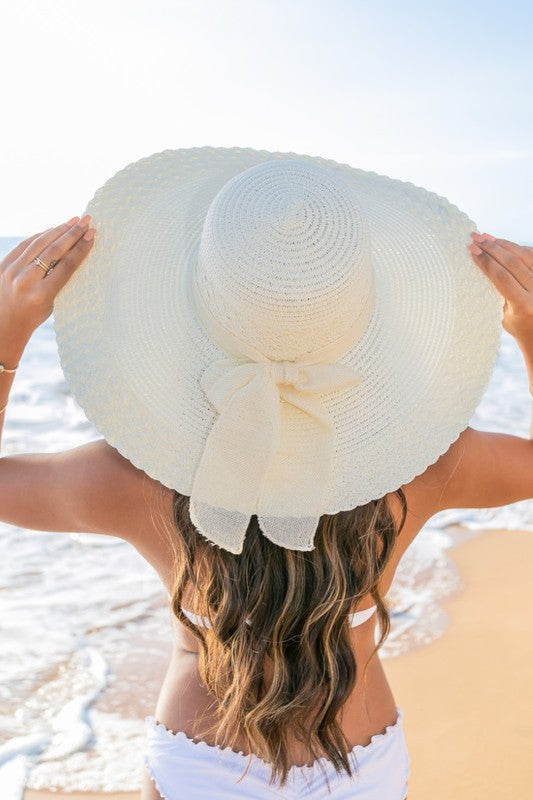 Sombrero para el sol con borde festoneado y detalle de lazo