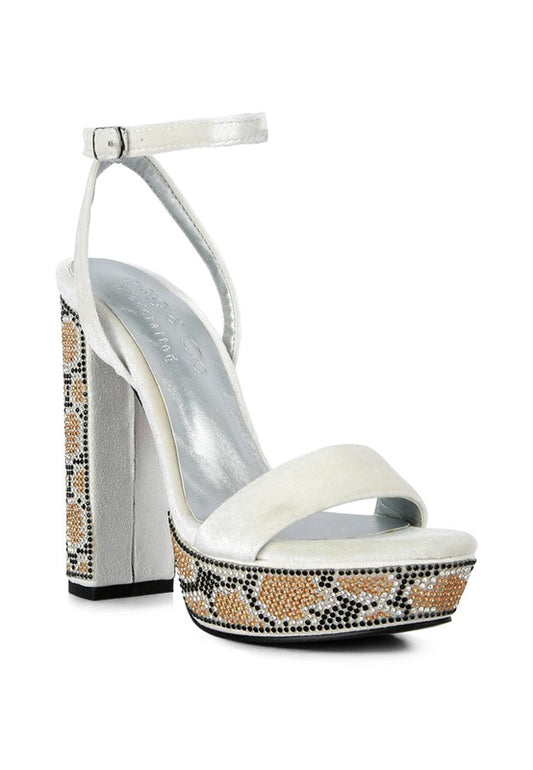 Sandalias de tacón alto con tachuelas y diamantes de circonita