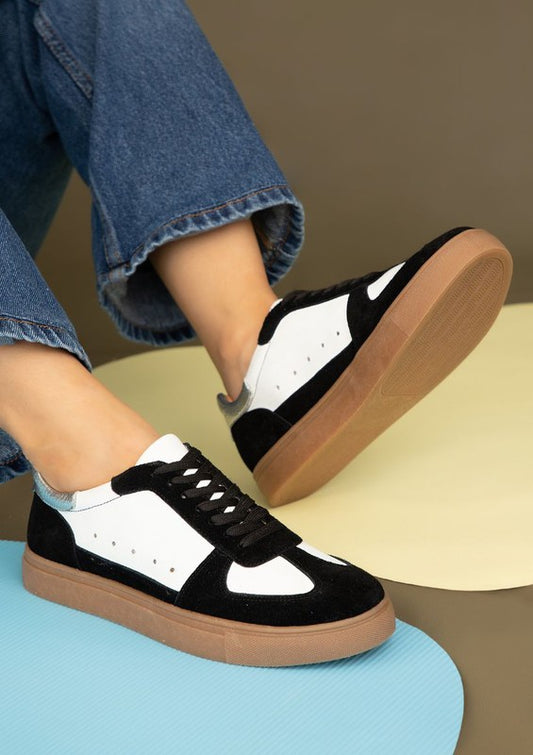LACE UP ROUND TOE SNEAKERS